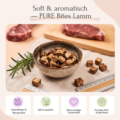 Auf einem Tisch steht eine Schüssel mit „PURE Bites Lamm“ von FAVLY Petfood, daneben liegen rohes Lammfleisch, Rosmarin und ein Lineal.