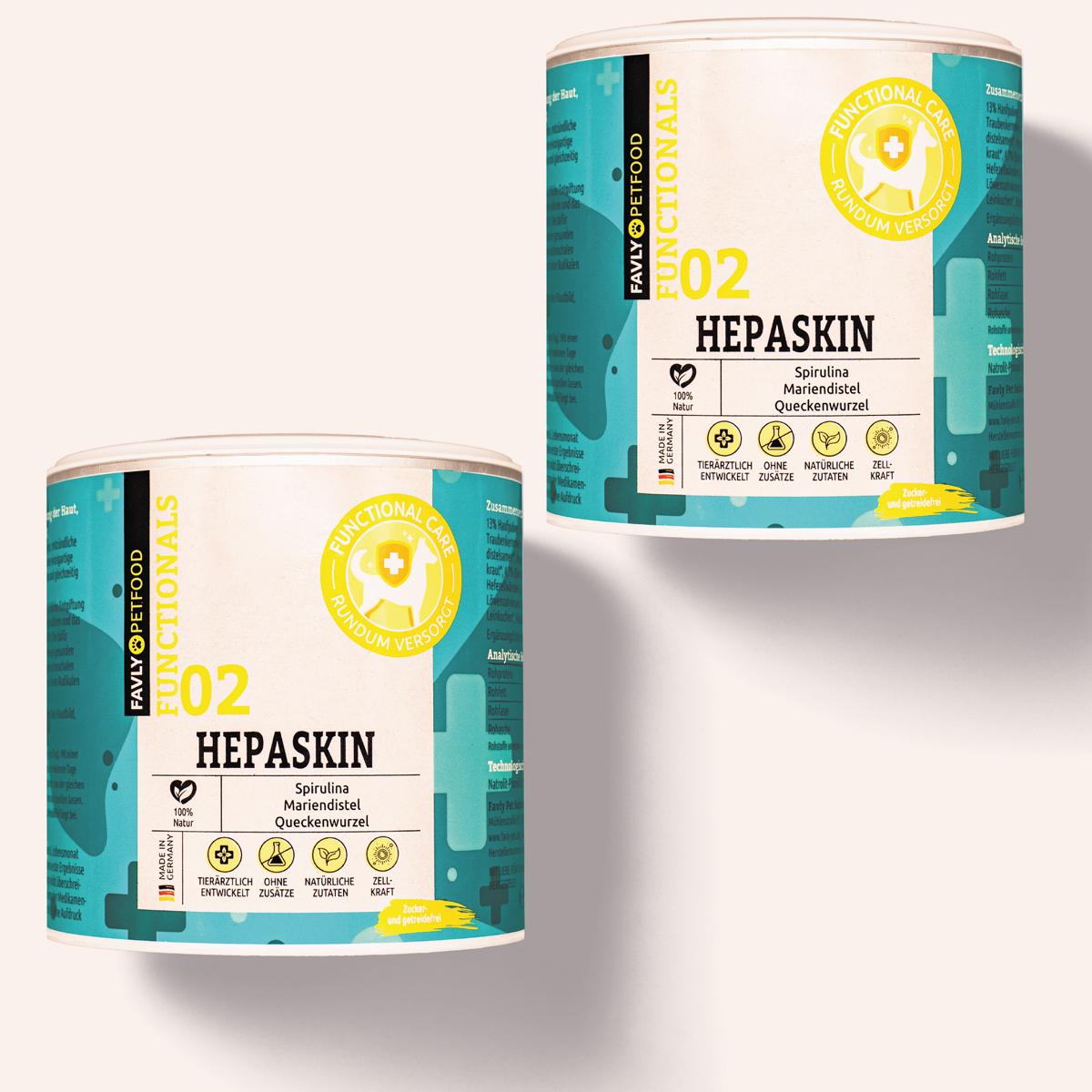 Zwei Eimer FAVLY Petfood HEPASKIN Pulver - Haut, Fell & Entgiftung auf hellem Hintergrund.