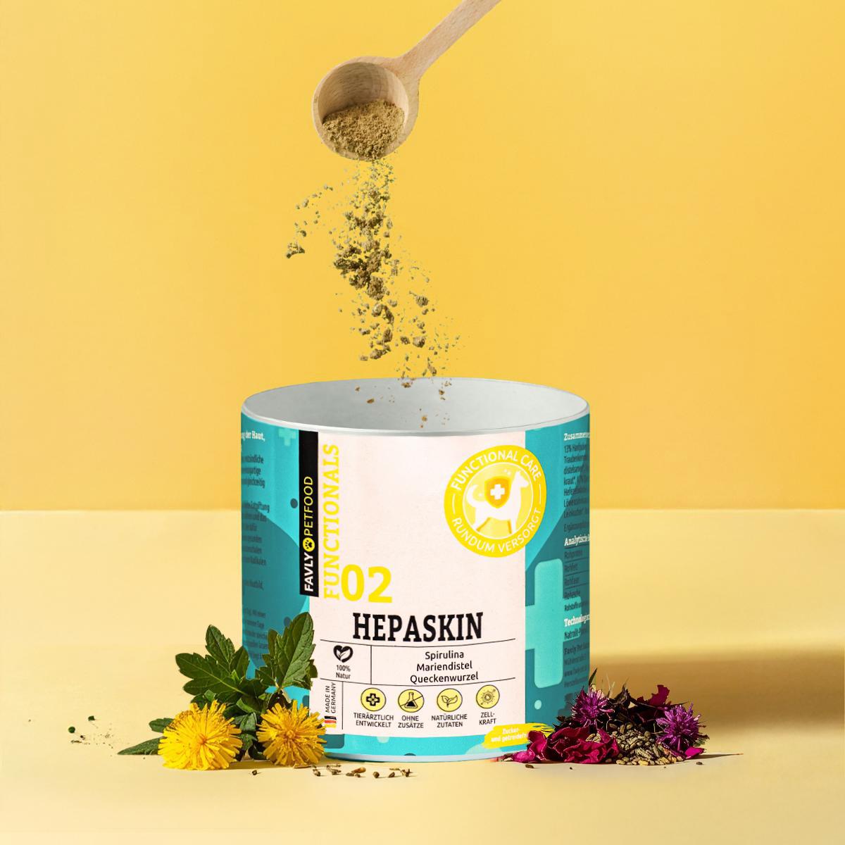 Ein Holzlöffel streut HEPASKIN Pulver von FAVLY Petfood für natürliche Entgiftung in einen Ergänzungsbehälter.