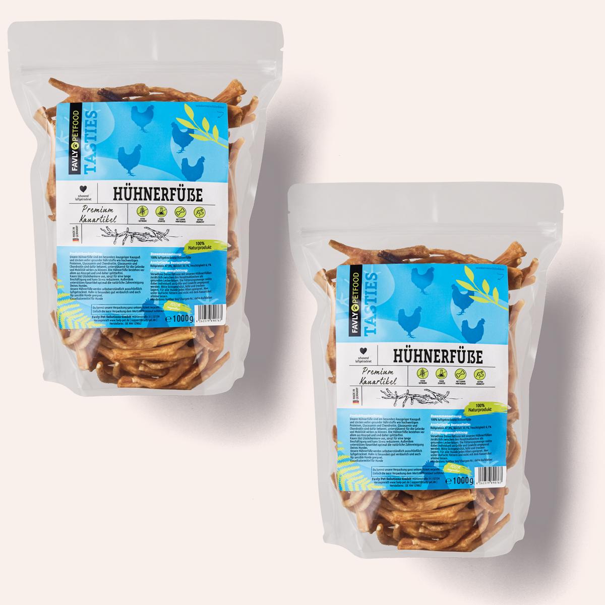 Zwei Packungen FAVLY Petfood Hühnerfüße, eine 250 g und eine 1000 g, mit blauen Etiketten in durchsichtigen, wiederverschließbaren Beuteln und reich an Glucosamin zur Förderung gesunder Gelenke.