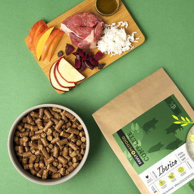 FAVLY Petfood Freiland-Iberico mit Kürbis, Hanföl & Apfel (kaltgepresst) auf grünem Hintergrund mit Futterzutaten.