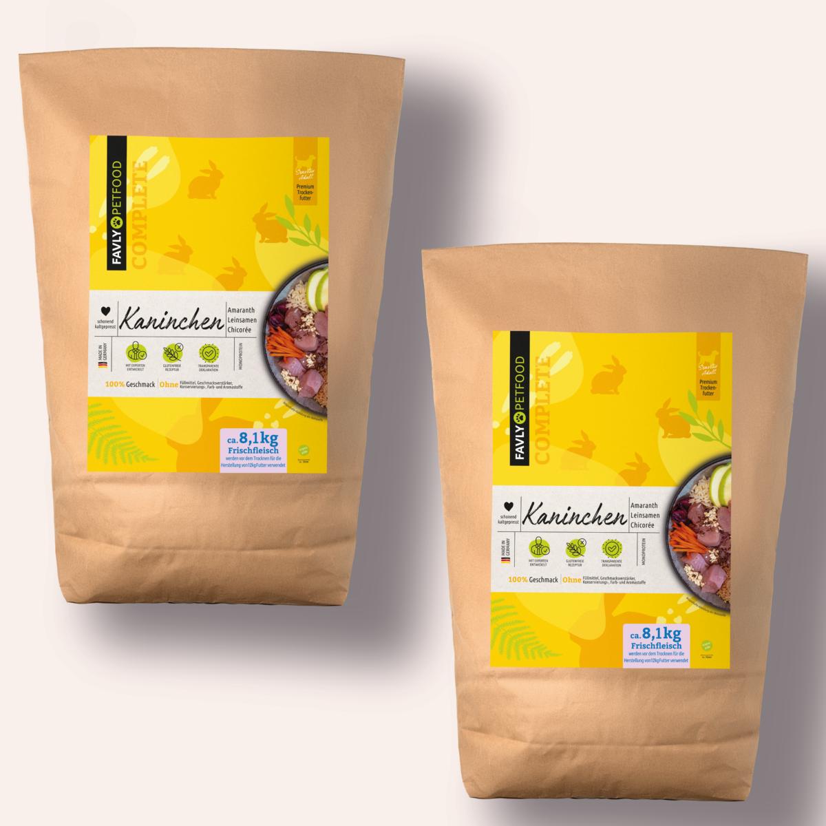 Zwei braune FAVLY Petfood Beutel: Kaninchen mit Amaranth, Leinsamen & Chicorée, kaltgepresst, glutenfrei.