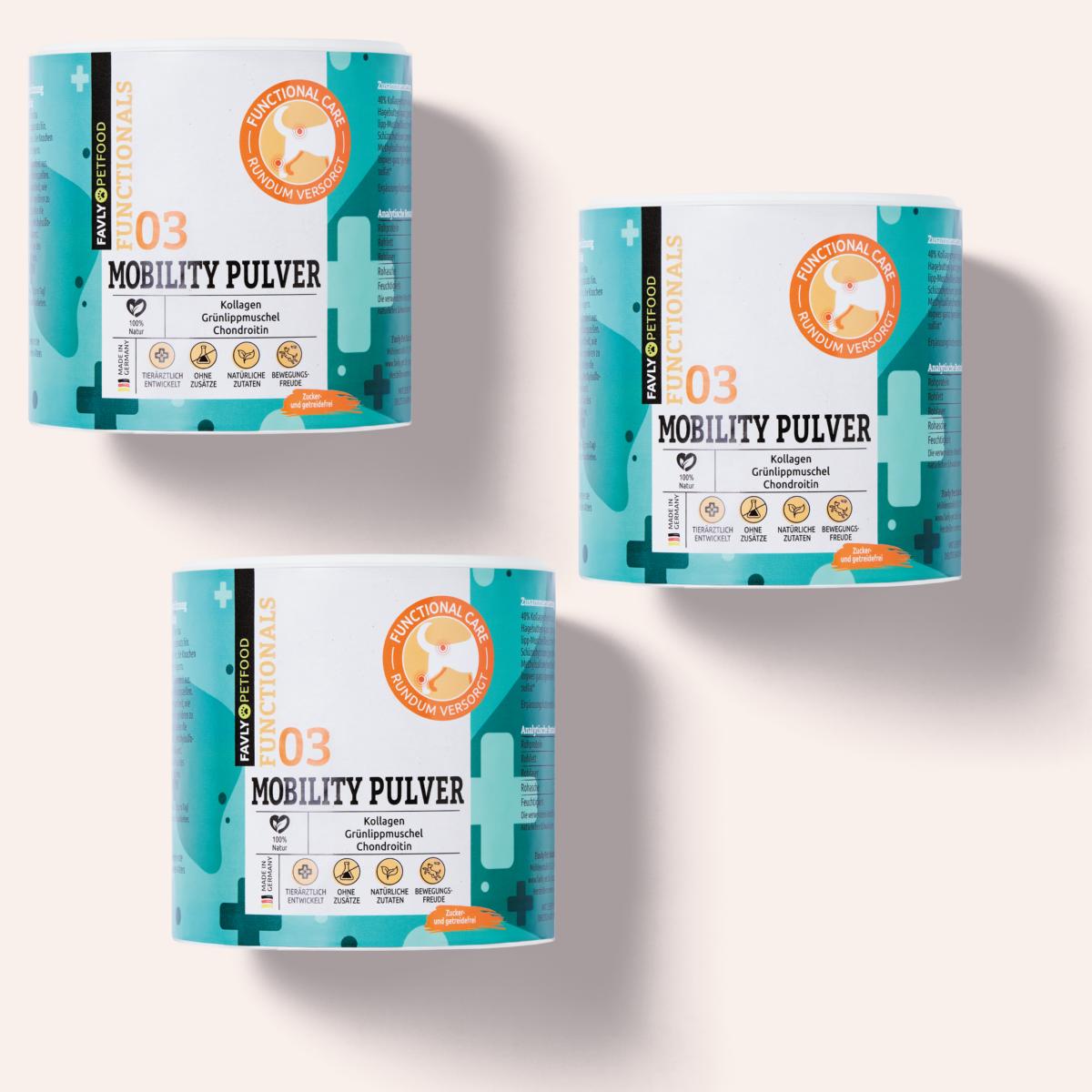 Drei Behälter „MOBILITY Pulver – Gelenke & Mobilität“ von FAVLY Petfood mit blaugrünen und orangefarbenen Etiketten werfen einen dezenten Schatten auf hellem Untergrund. Angereichert mit Kollagenhydrolysat unterstützt es die Gelenkgesundheit und sorgt für eine verbesserte Beweglichkeit.