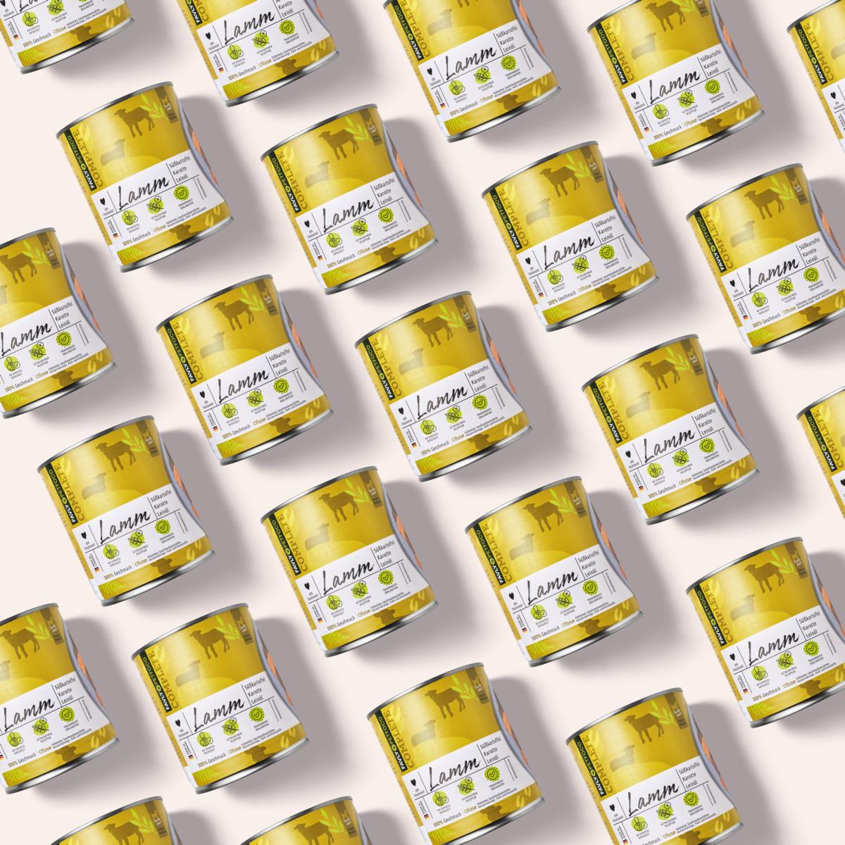 Reihen von gelb etikettierten Dosen Nassfutter Lamm mit Süßkartoffel & Karotte 800 g von FAVLY Petfood mit weißem Hintergrund, angeordnet in einem geometrischen Muster.