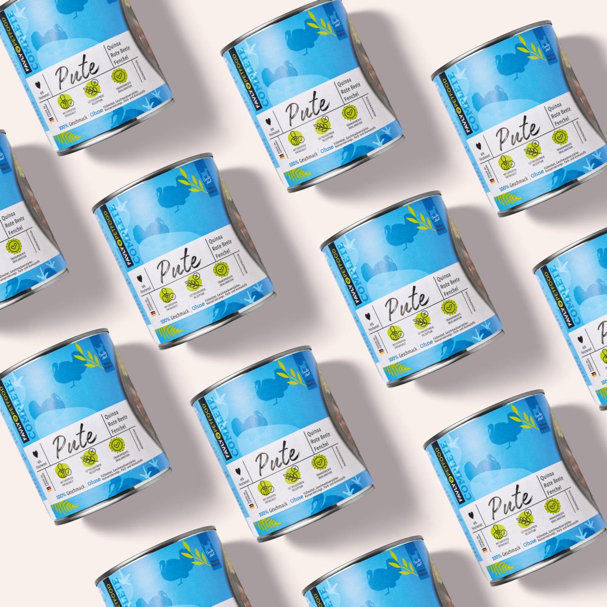 Wiederholtes Muster von FAVLY Petfood Nassfutter Pute mit Quinoa, Rote Beete & Fenchel 800 g Katzenfutter mit blauen Etiketten auf weißem Hintergrund.
