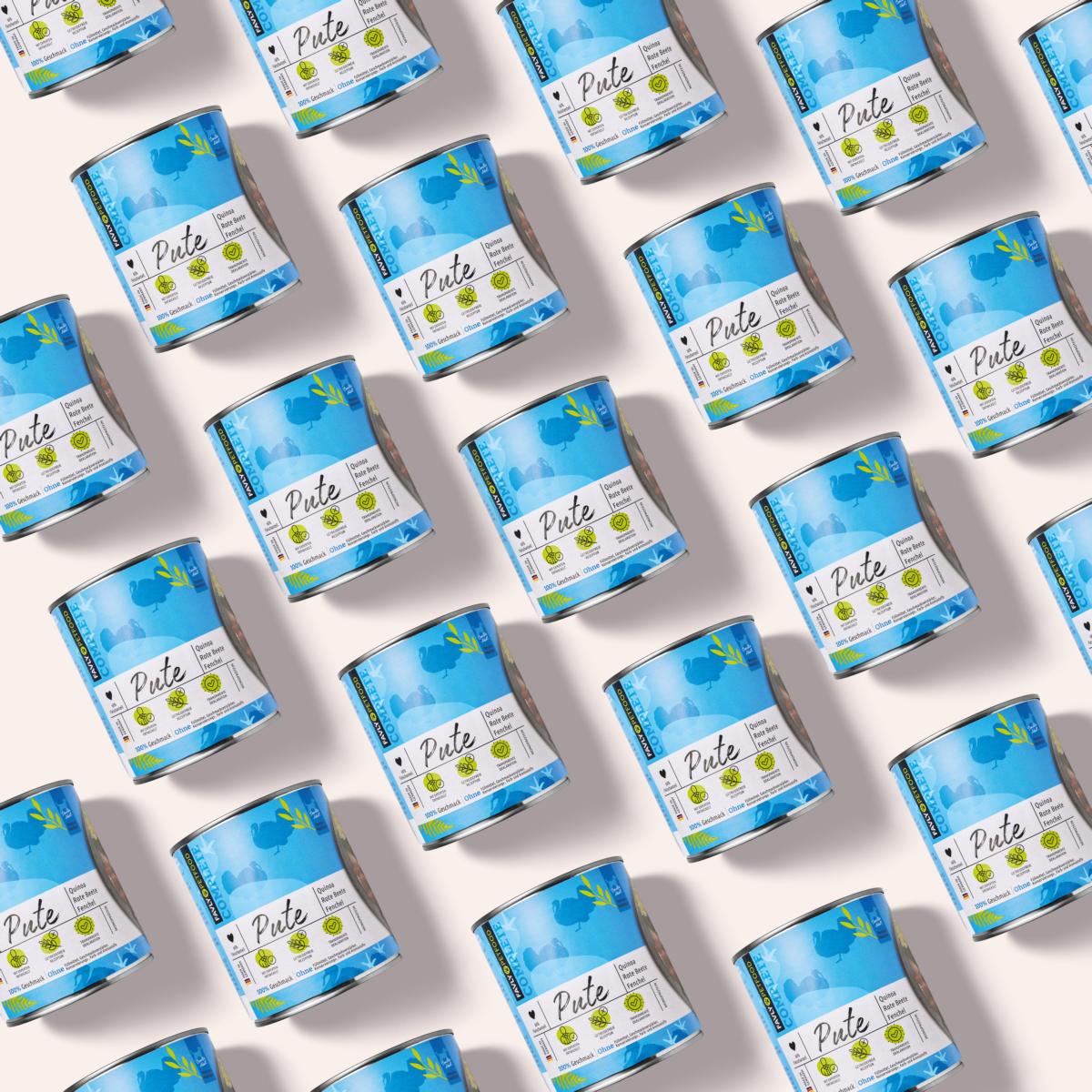 Auf hellem Untergrund sind mehrere Dosen mit blau-weißen Etiketten diagonal angeordnet und präsentieren das getreidefreie Monoprotein-Nassfutter Pute mit Quinoa, Rote Beete & Fenchel 800g von FAVLY Petfood.