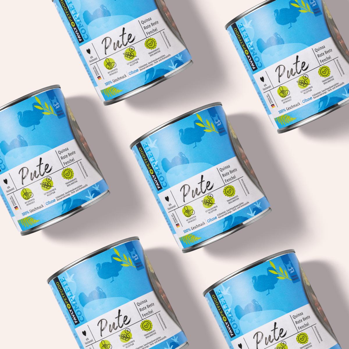 Mehrere Hundefutterdosen mit blau-weißen Etiketten, darauf steht „Nassfutter Pute mit Quinoa, Rote Beete & Fenchel 800g“ von FAVLY Petfood, sind diagonal auf hellem Untergrund angeordnet.