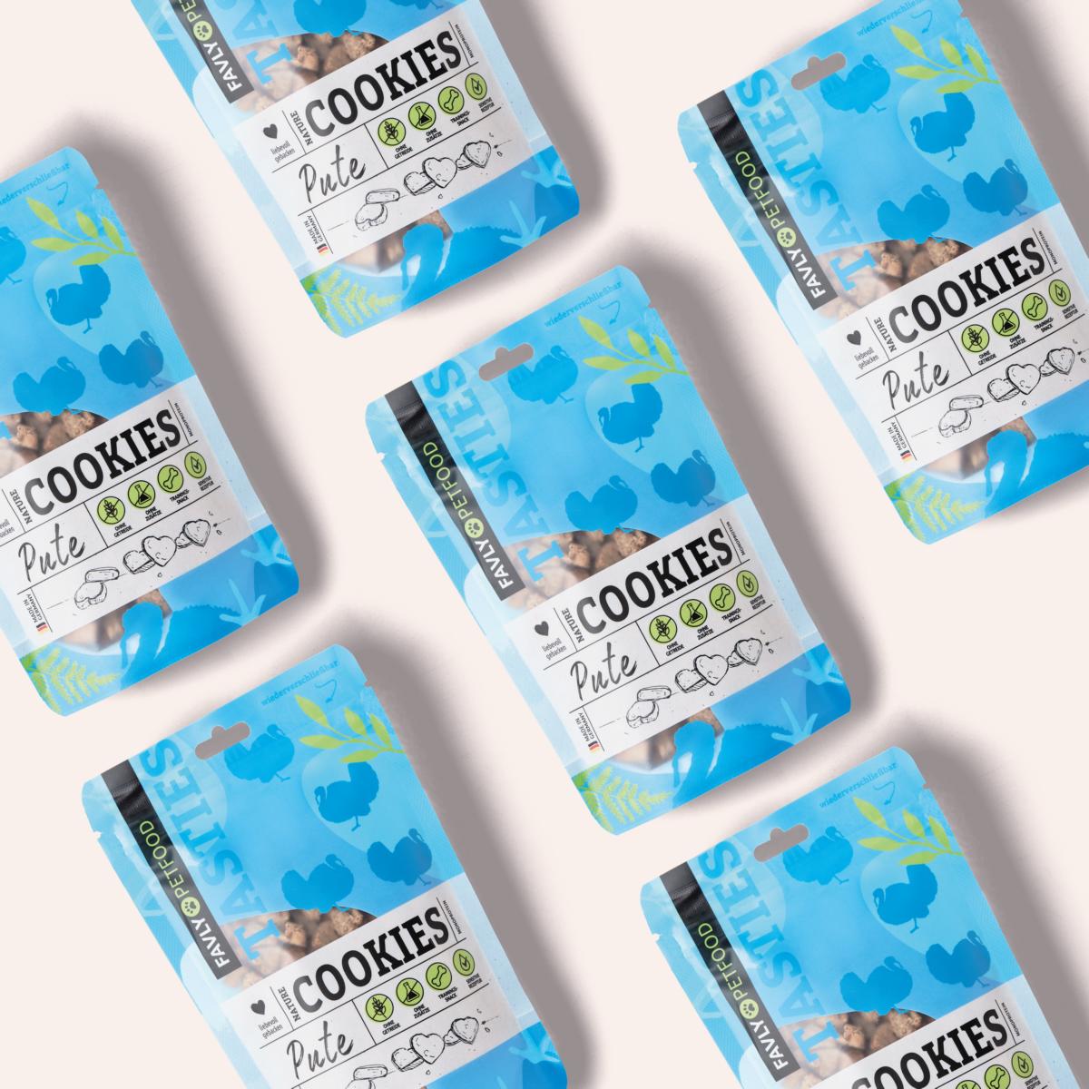 Blaue Beutel mit FAVLY Petfood Nature Cookies Pute, diagonal angeordnet auf hellem Hintergrund.