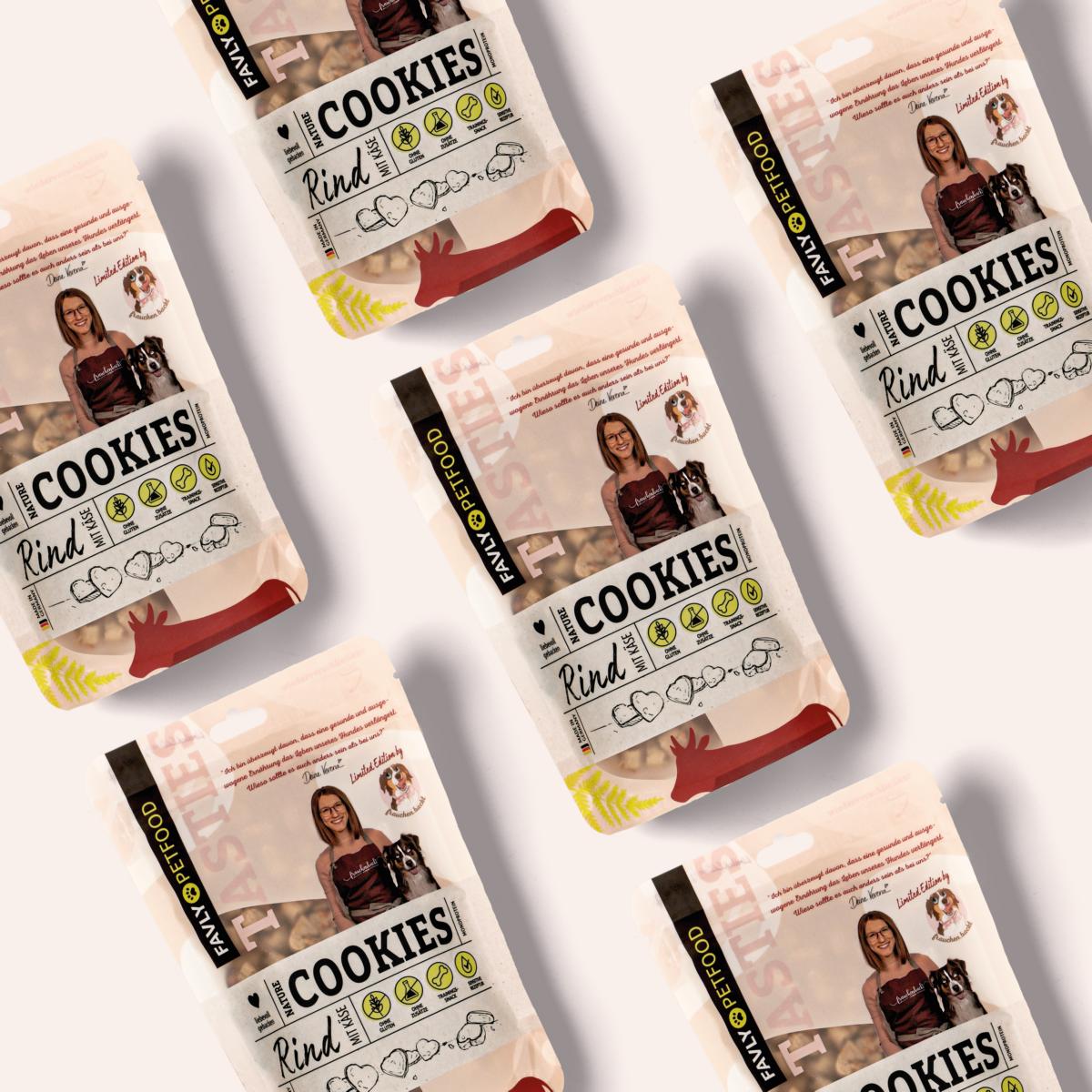 Ein sich wiederholendes Muster von Tierfutterpackungen mit der Aufschrift „Nature Cookies @frauchen.backt“ mit Bildern von Fleisch und einer Person hebt FAVLY Petfood dezent hervor. Diese limitierte Edition bietet Hundesnacks mit natürlichen Zutaten, damit Ihr pelziger Freund Leckereien genießen kann, die sowohl lecker als auch gesund sind.