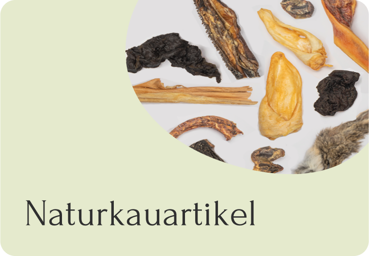 Auswahl an natürlichen Kauartikeln für Haustiere auf hellem Hintergrund mit dem Text „Naturkauartikel“ darunter.