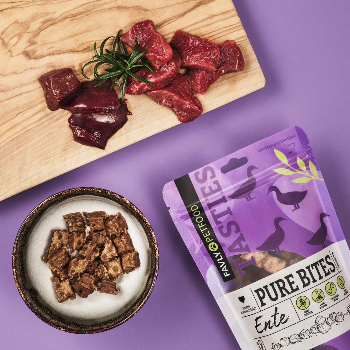 PURE Bites Ente von FAVLY Petfood: Entenfleischstücke, natürliche Zutaten, in einer lila Verpackung.