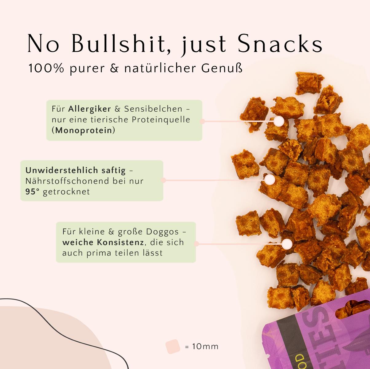 Eine Nahaufnahme kleiner Trockenfutterstücke für Hunde mit deutschem Text, der ihre natürlichen Zutaten, wie Entenfleisch, beschreibt und sicherstellt, dass sie für alle Hunde geeignet sind. Dieses Produkt heißt PURE Bites Ente von FAVLY Petfood.