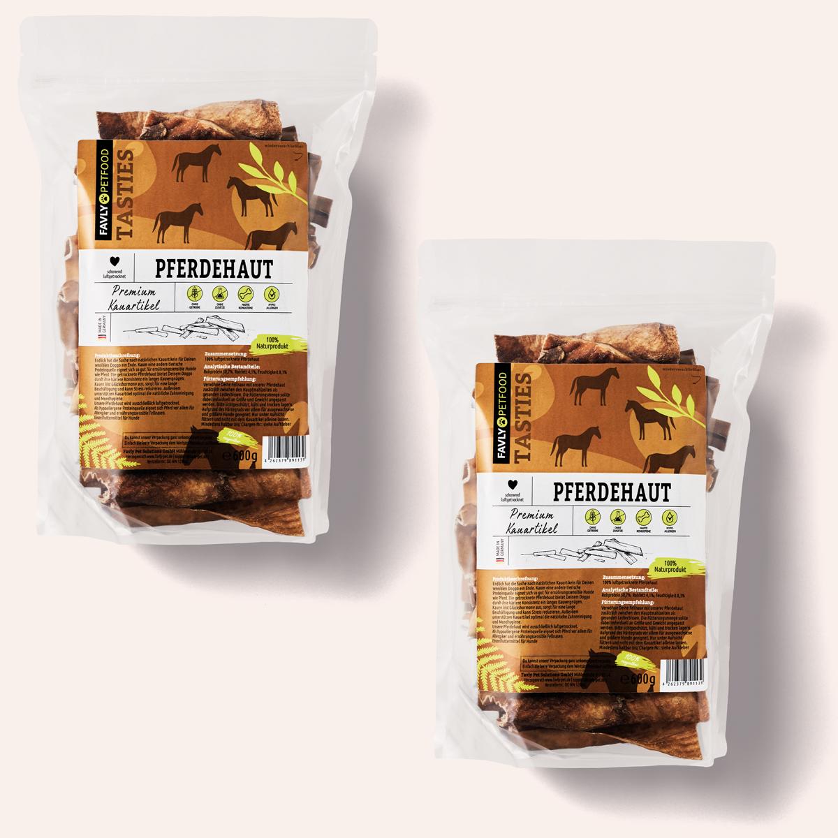 Zwei Pakete mit 600 g Hundeleckerlis „Pferdehaut“ von FAVLY Petfood in durchsichtiger Verpackung mit braunen Etiketten mit Pferdeillustrationen, die den natürlichen Charakter des Produktes hervorheben und perfekt für Hunde mit Allergien sind.