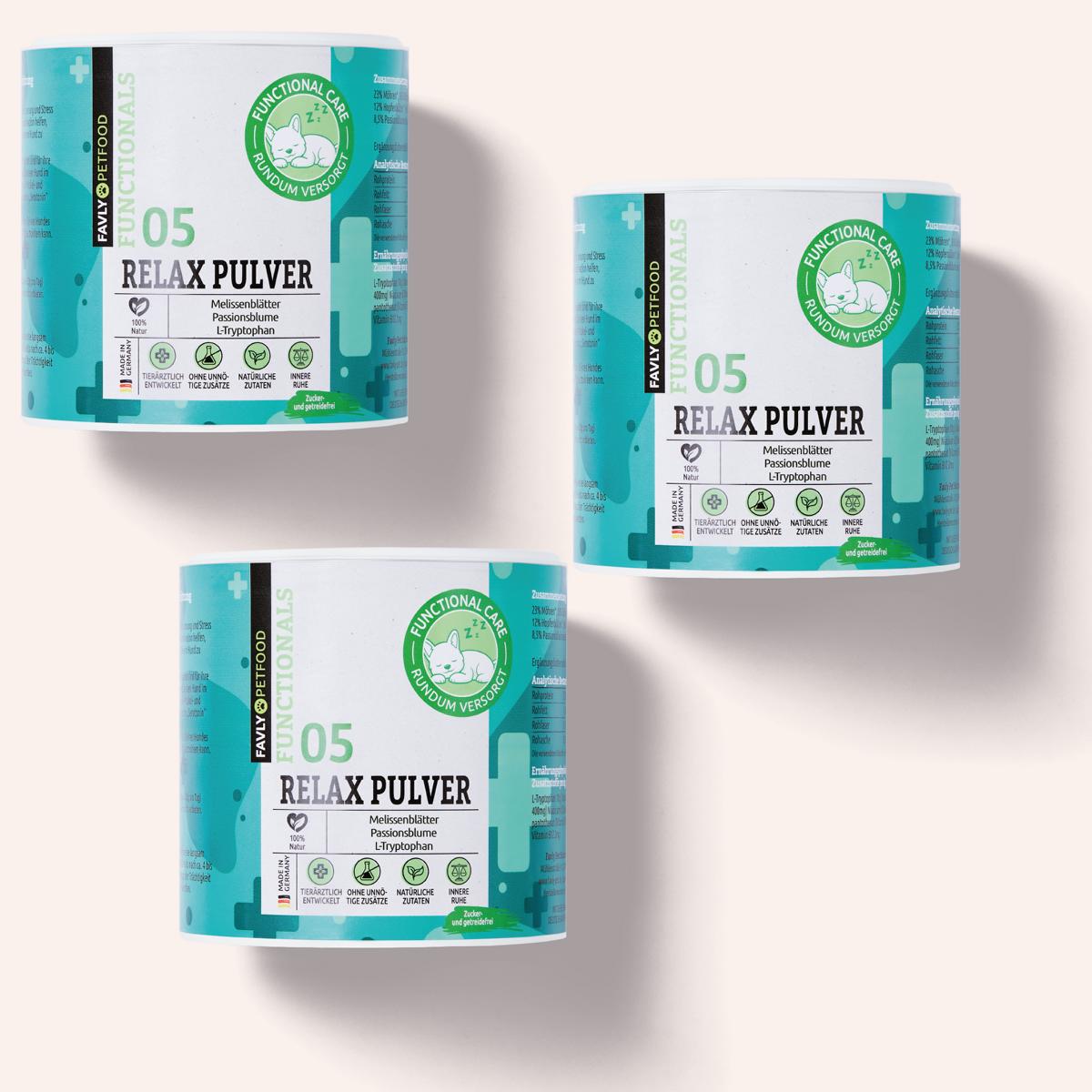 Drei Behälter mit FAVLY Petfood Relax Pulver - Unruhe & Stress auf hellem Hintergrund.