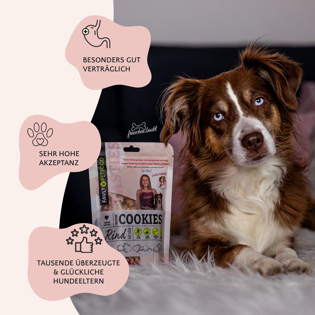 Ein Hund sitzt neben einer Packung „Limited Edition - Nature Cookies @frauchen.backt“ von FAVLY Petfood. Der deutsche Text hebt die hervorragende Qualität und Anerkennung des Produkts hervor und bewirbt seine natürlichen Zutaten als gesunde Leckerei für geliebte Haustiere.
