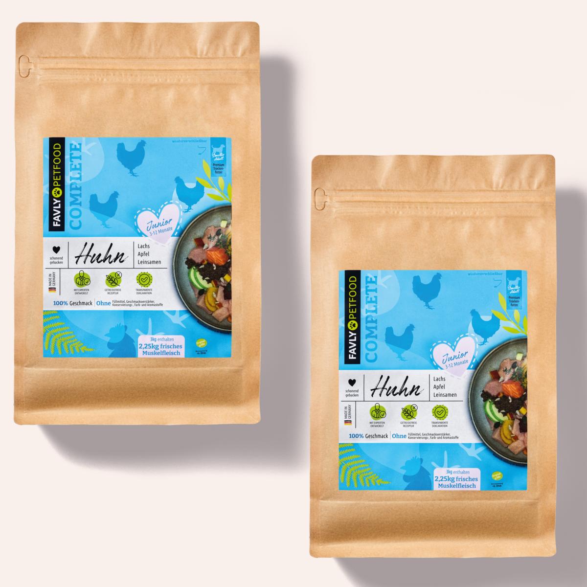 Zwei braune Packungen Junior Huhn mit Lachs, Apfel & Leinsamen von FAVLY Petfood, mit Etiketten und lebendigen Designs auf hellem Hintergrund, heben eine getreidefreie Rezeptur hervor. Dieses Premium Trockenfutter Junior sorgt durch sein innovatives Slow Baking-Verfahren für erstklassigen Geschmack.
