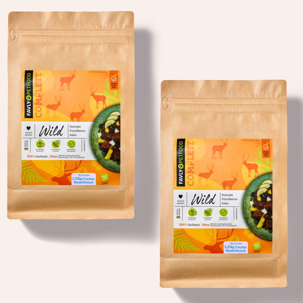 Zwei braune Tüten mit der Aufschrift „FAVLY Petfood“ mit bunten Hirschgrafiken und einer Schüssel mit Mischfutter. Diese Tüten enthalten „Trockenfutter Wild mit Pastinake, Preiselbeeren & Kokos“ und sind mit ihrer getreidefreien Rezeptur perfekt für ernährungssensible Hunde geeignet.
