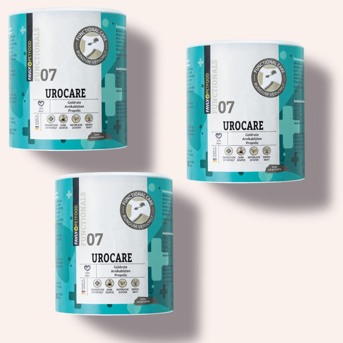 Drei blaugrüne und weiße Behälter mit FAVLY Petfood UROCARE Pulver - Niere & Blase in der Auslage.