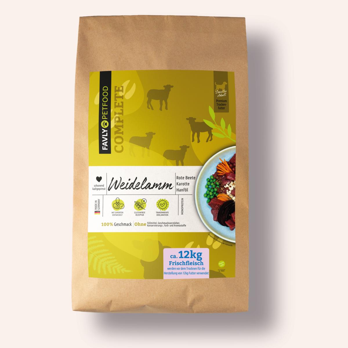 Braune Papiertüte von FAVLY Petfood Weidelamm mit Rote Beete, Karotte & Hanföl (kaltgepresst) mit buntem Etikett.