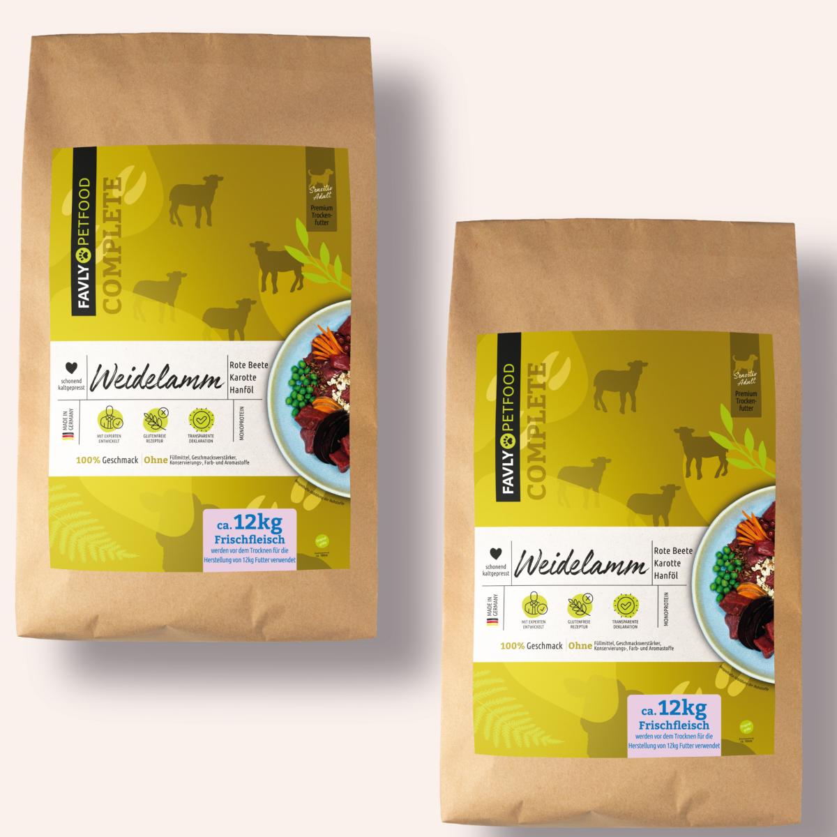 Zwei braune Säcke FAVLY Petfood Weidelamm mit Rote Beete, Karotte & Hanföl mit gelben Etiketten und Hundenäpfen.