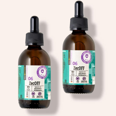 Zwei braune FAVLY Petfood „ZecOFF – Zecken & Lästlinge – Sonderangebot“-Flaschen auf hellem Hintergrund.