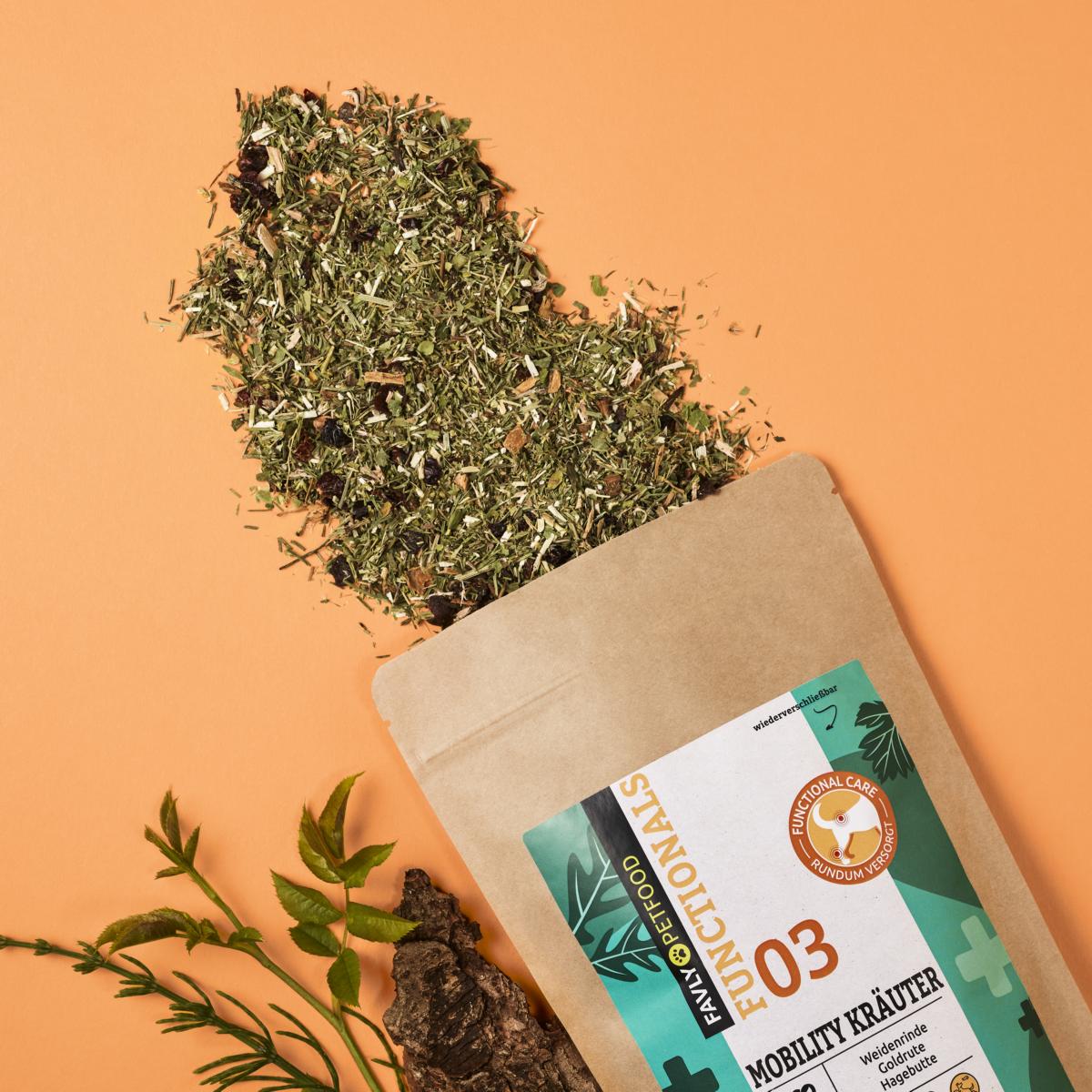 Das MOBILITY Kräuter 150 g (Geschenk) von FAVLY Petfood quillt aus einer braunen Papiertüte auf einen pfirsichfarbenen Hintergrund, mit einigen Blättern und Wurzeln in der Nähe.
