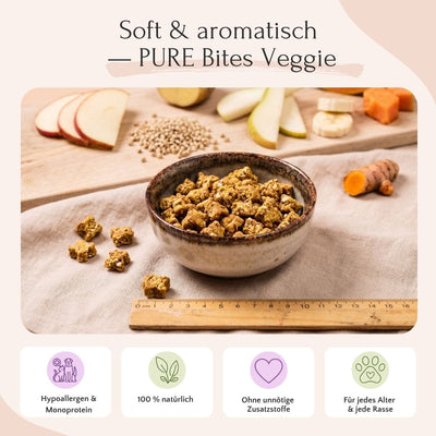 PURE Bites Veggie von FAVLY Petfood, abgebildet mit einem Lineal, umgeben von frischem Apfel, Karotte und Kurkuma.