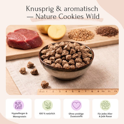Eine Schale mit knusprigen FAVLY Petfood Nature Cookies Wild mit Wildfleisch, Kartoffeln und Samen auf einem Holzbrett.