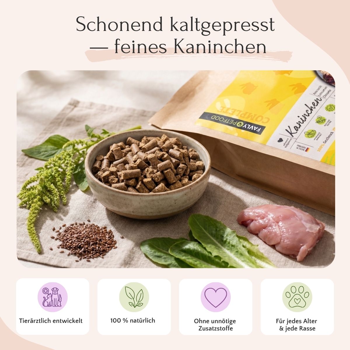 Eine Schale FAVLY Petfood Kaninchen mit Amaranth, Leinsamen & Chicorée (kaltgepresst) neben der Verpackung.