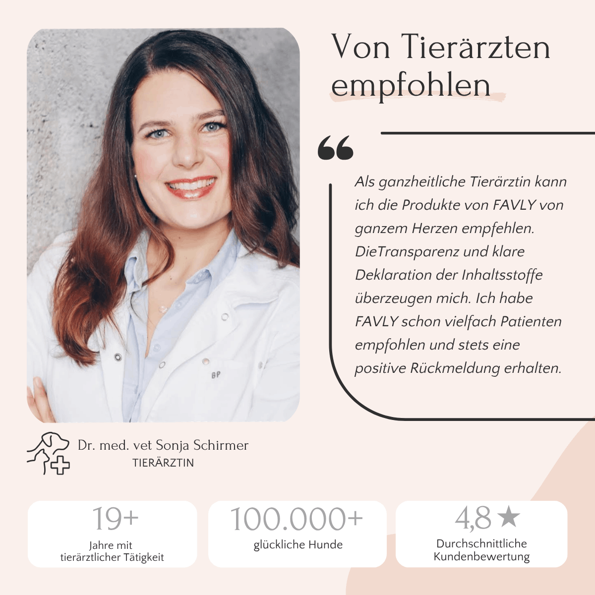 Eine lächelnde Frau in einem weißen Kittel lobt FAVLY Petfood MOBILITY Pulver dafür, dass es die Gelenkfunktion ihres Haustieres unterstützt.