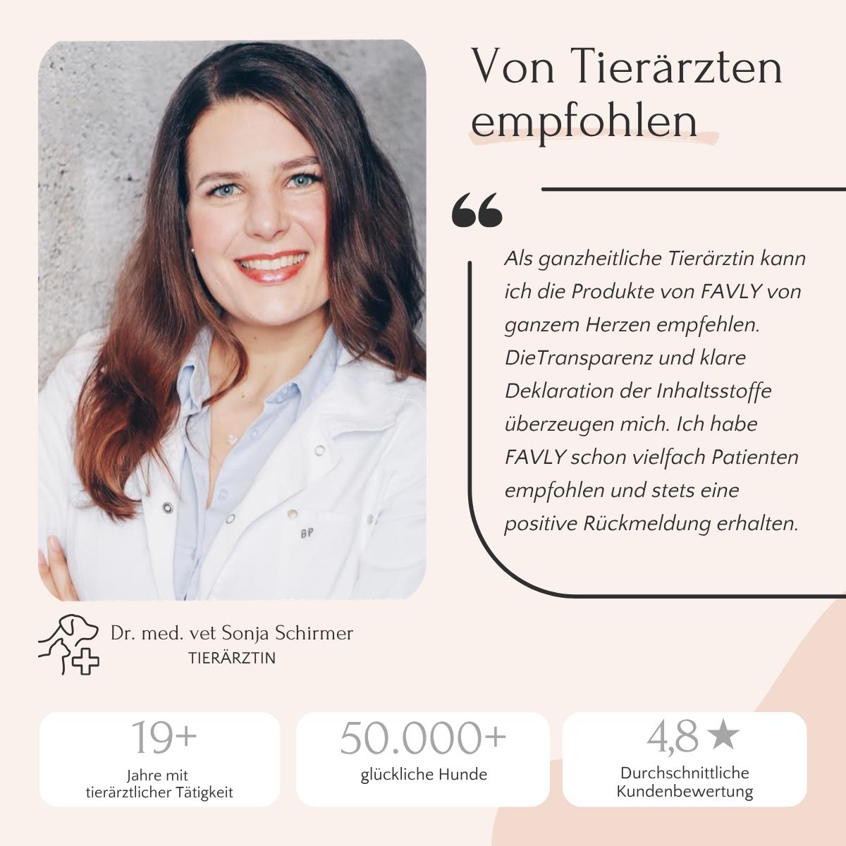 Eine lächelnde Frau in einem weißen Kittel steht neben einer Werbung für FAVLY Petfood RELAX Pulver - Unruhe & Stress, mit Icons.
