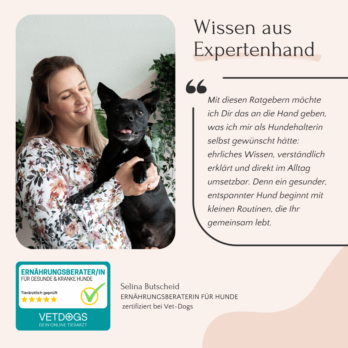 Lächelnde Frau mit schwarzem Hund und Tipps aus dem FAVLY E-Book „Zahngesundheit beim Hund“