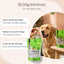 Ein Golden Retriever genießt PURE Bites Veggie von FAVLY Petfood; Fütterungsempfehlung für alle Hundegrößen auf Deutsch.
