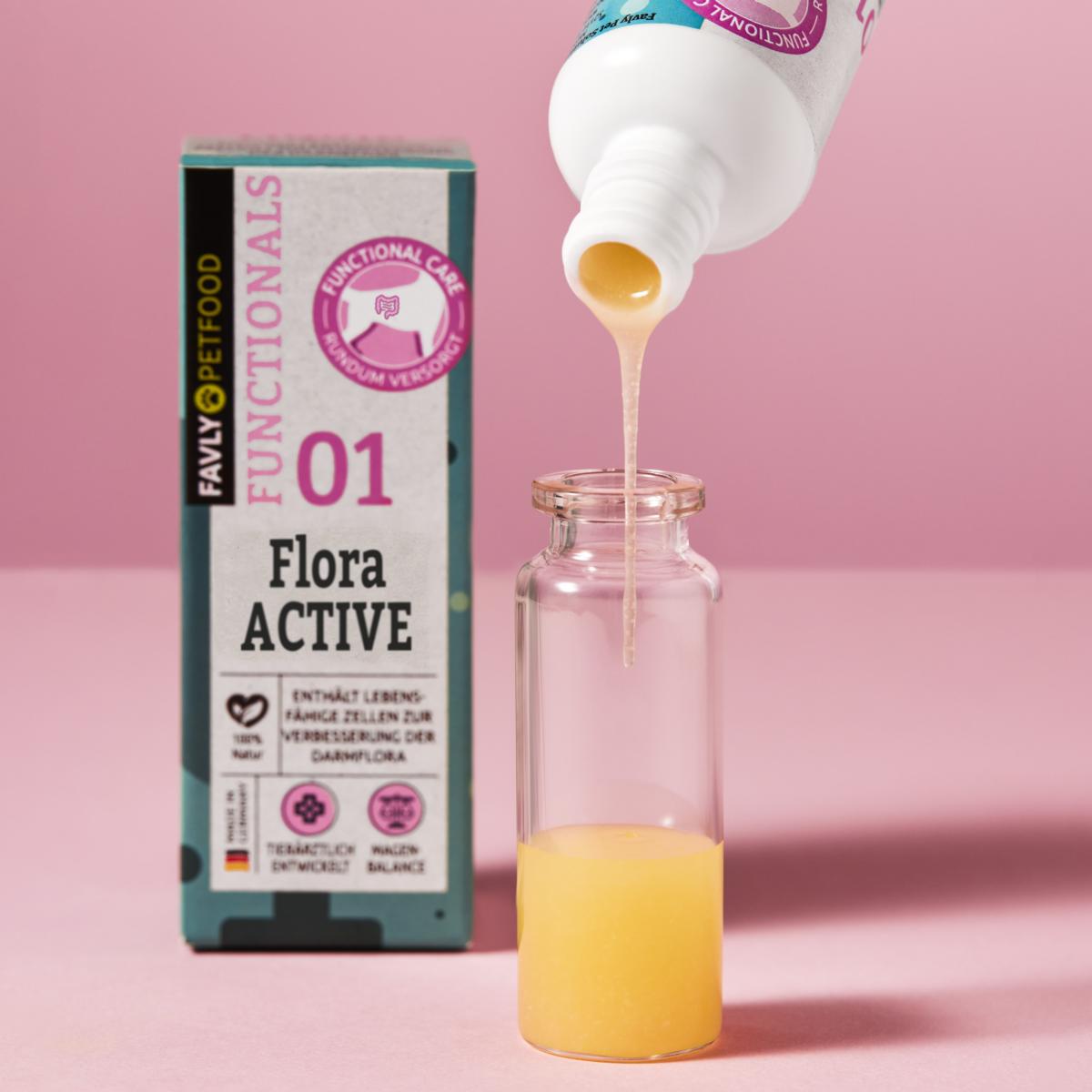 Eine Flasche gießt orangefarbene Flüssigkeit neben einer FloraACTIVE-Box von FAVLY Petfood für Hund Darmflora & Probiotika.