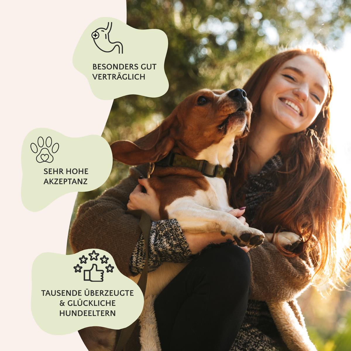 Lächelnde Frau hält glücklichen Hund; deutscher Text wirbt für FloraACTIVE von FAVLY Petfood zur Unterstützung von Darmflora.
