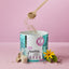Mit einem Holzlöffel wird FAVLY Petfood FloraVITAL Pulver - Verdauung & Darmflora in einen Behälter gestreut.
