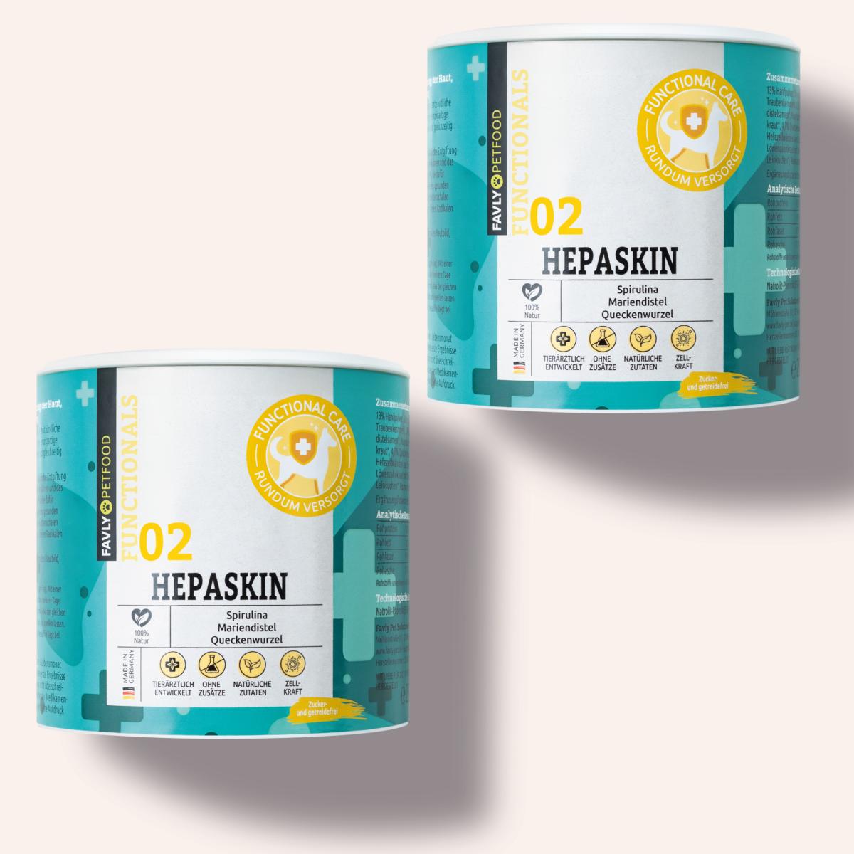 Zwei Behälter mit FAVLY Petfood HEPASKIN Pulver - Haut, Fell & Entgiftung auf hellem Hintergrund.