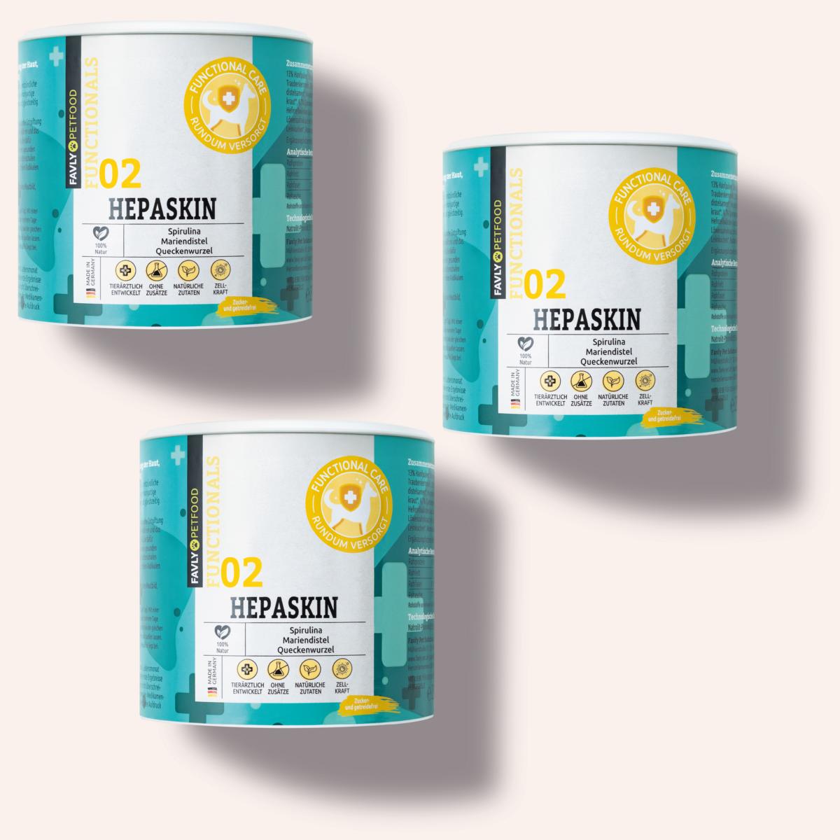 Drei Dosen FAVLY Petfood HEPASKIN Pulver für Hund Haut, Fell & Entgiftung mit blaugrünen und gelben Etiketten.