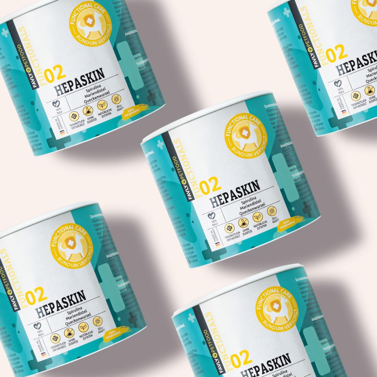 Fünf Behälter mit FAVLY Petfood HEPASKIN Pulver - Haut, Fell & Entgiftung auf hellem Hintergrund.
