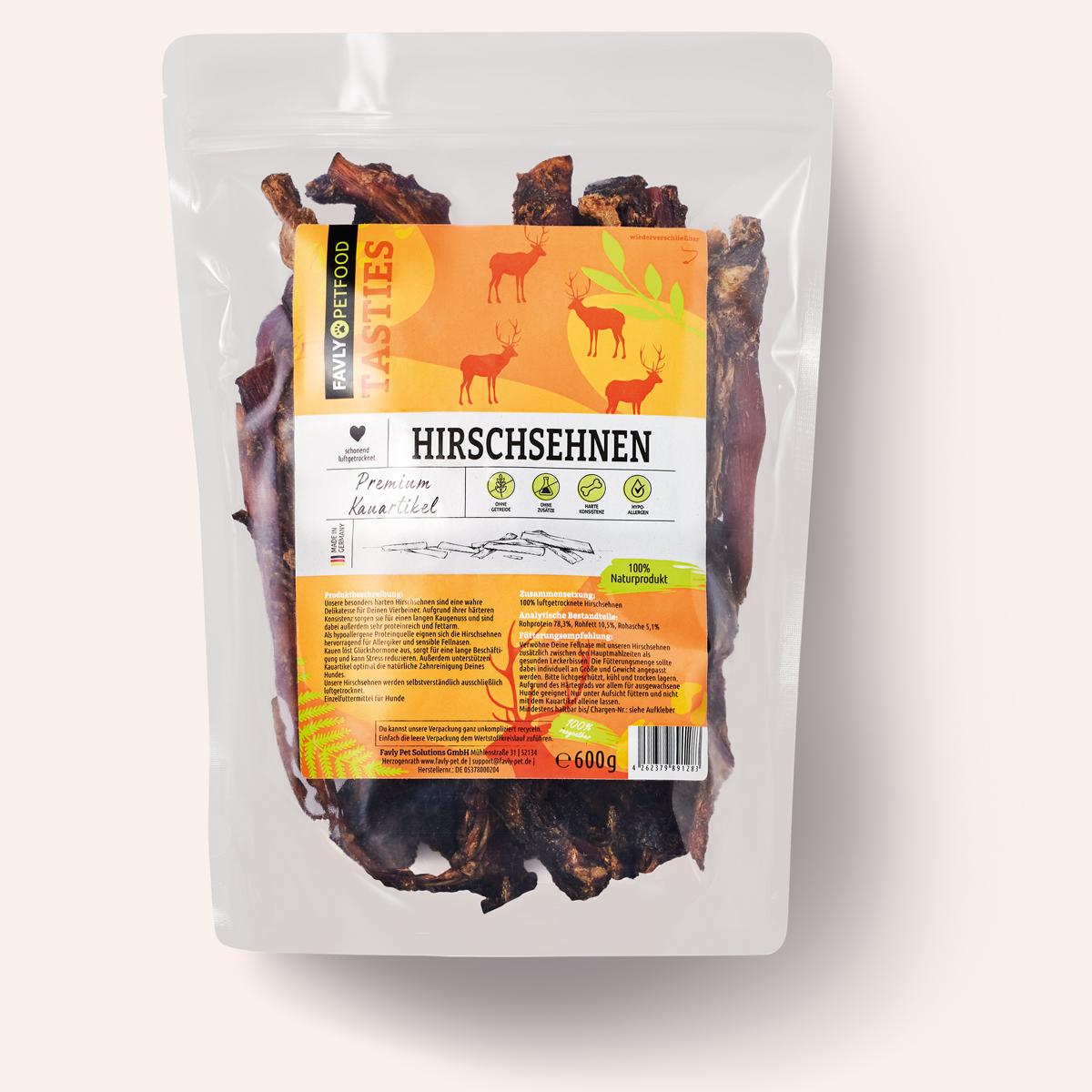 Die Hirschsehnen 600 g von FAVLY Petfood sind mit orangefarbenen und grünen Grafiken sowie Produktdetails versehen. Diese luftgetrockneten Leckerlis sind natürliche Kausnacks für Haustiere, die als natürliche Kauartikel gekennzeichnet sind.