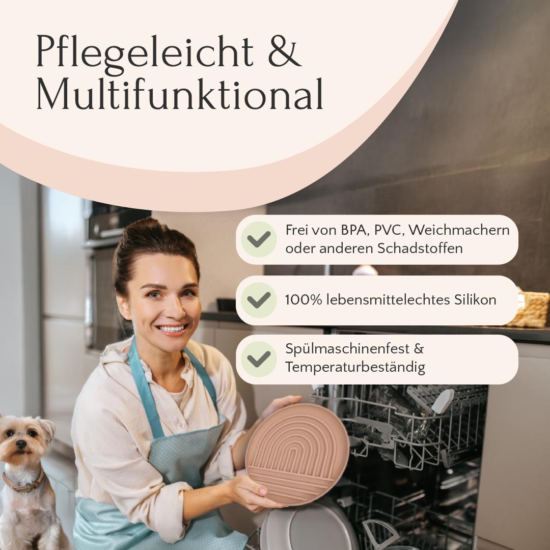 Eine lächelnde Frau lädt Silikongeschirr ein, während ihr Hund zusieht - ideal für das Fit & Vital Bundle von FAVLY Petfood.