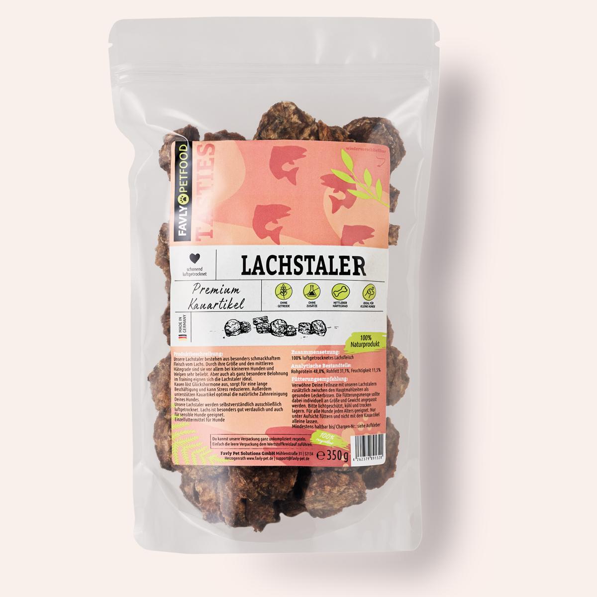 Klare Verpackung des Premium Hundeleckerlis „Lachstaler 350g“ von FAVLY Petfood, mit informativen Etiketten und charmanten Illustrationen auf der Vorderseite.