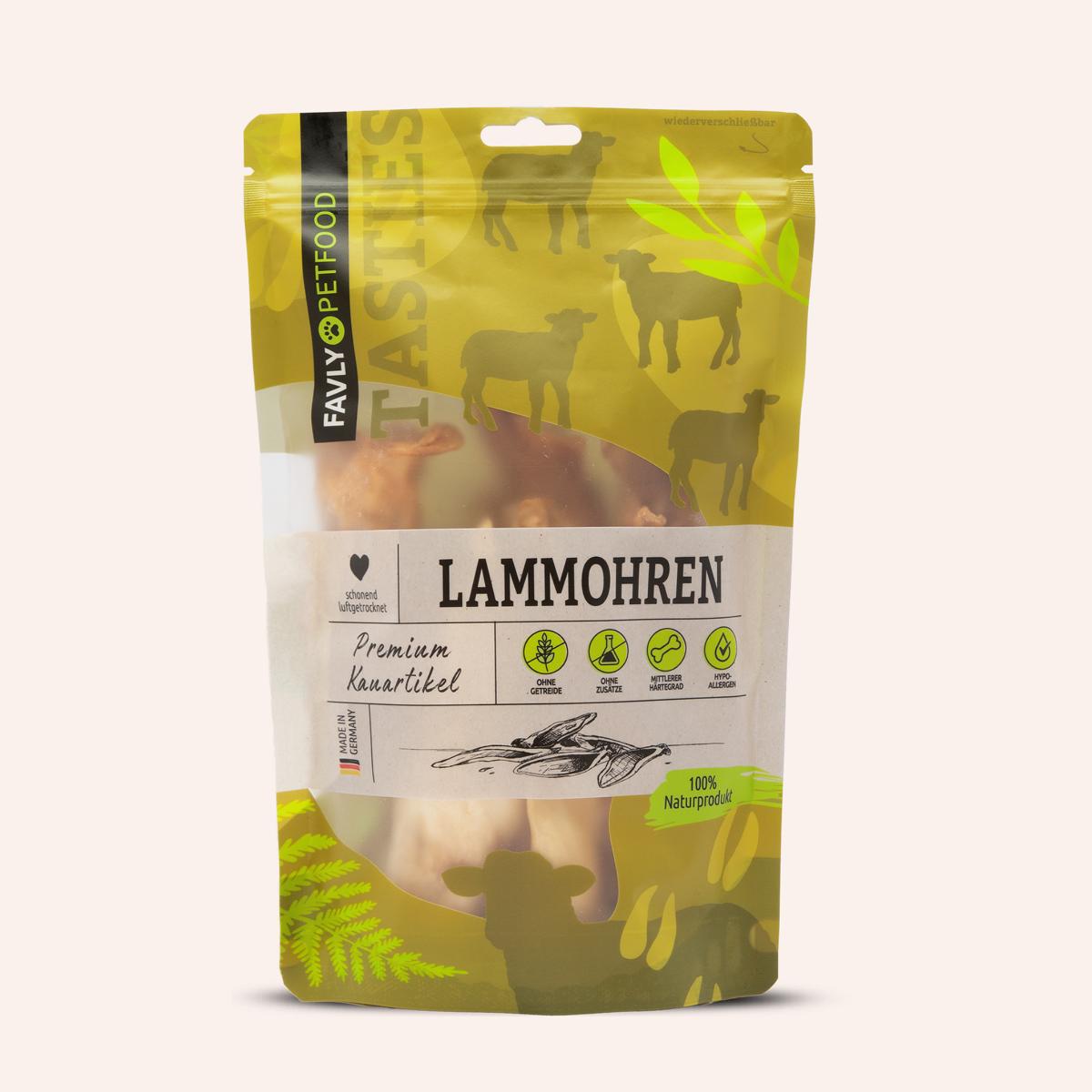 Eine Tüte FAVLY Petfood mit der Aufschrift „Lammohren 150 g, 450 g“ mit Lammillustrationen und grünen Blättern auf gelbem Hintergrund, einer hypoallergenen Proteinquelle für die Gesundheit Ihres Haustiers.