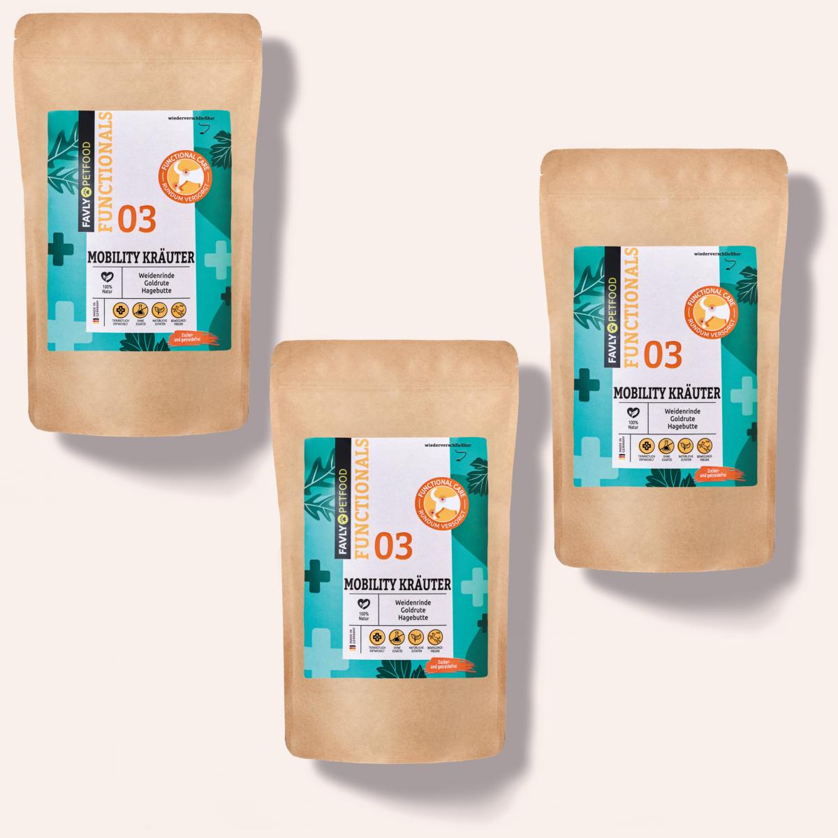 Drei braune Papierpackungen „MOBILITY Kräuter – Gelenke & Beweglichkeit“ von FAVLY Petfood, gekennzeichnet als funktioneller Kräutertee mit Fokus auf den Bewegungsapparat, im blau-orangen Design.