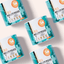 Dosen von FAVLY Petfood MOBILITY Pulver - Sonderangebot diagonal auf hellem Hintergrund angeordnet.