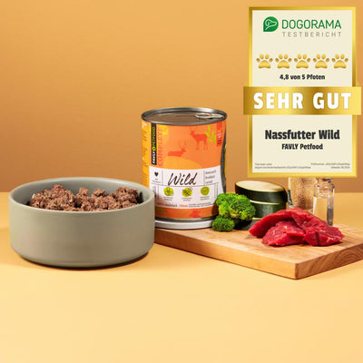 Eine Schüssel Hundefutter mit Nassfutter Wild mit Amaranth, Brokkoli & Leinöl 800 g von FAVLY Petfood, das Monoprotein-Wildfleisch, rohes Fleisch und Gemüse mit der Bewertung „Sehr Gut“ von Dogorama Testbericht enthält.