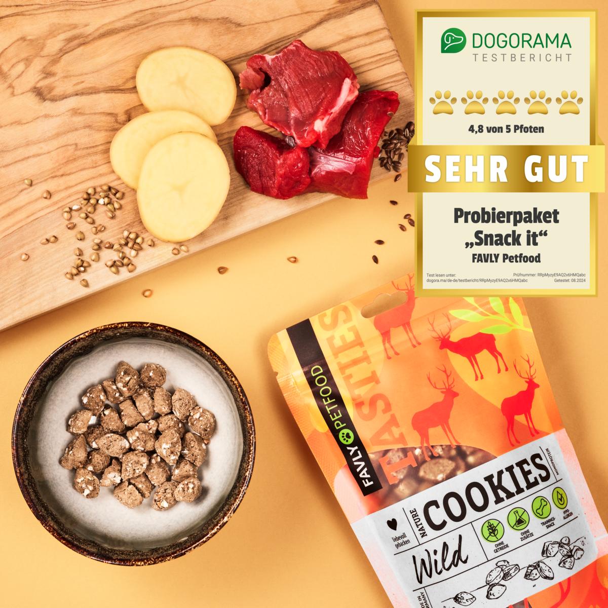 Dogorama-Rezension mit einer Bewertung von 4,8/5 für FAVLY Petfood Nature Cookies Wild neben geschnittenem Fleisch und Kartoffeln auf einem Schneidebrett.