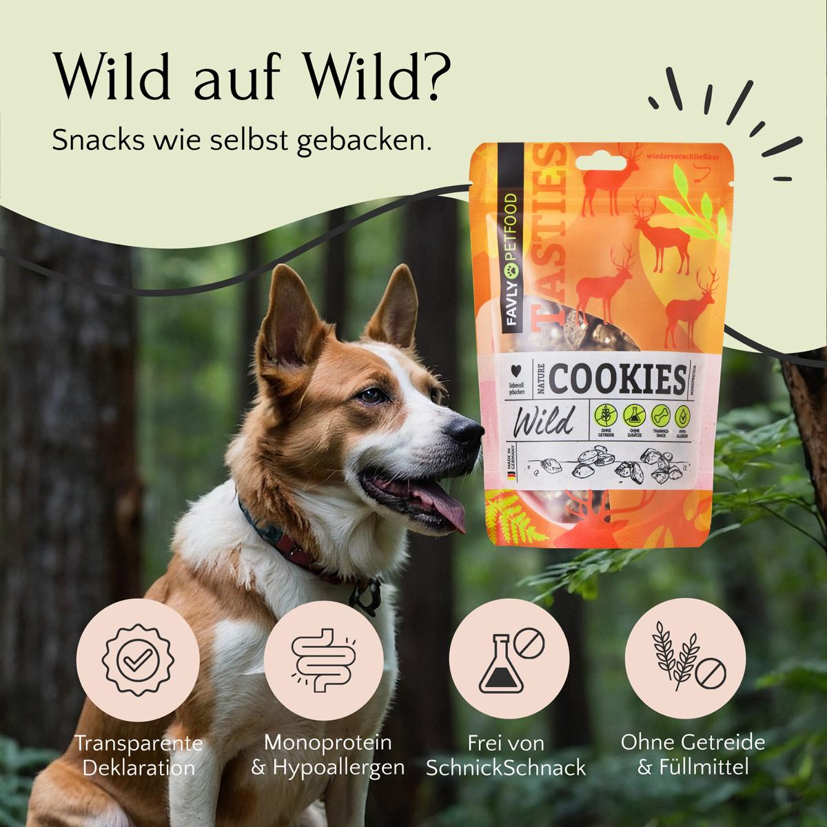 Ein Hund steht vor einer waldmotivierten Packung Nature Cookies Wild von FAVLY Petfood, hergestellt aus natürlichen Zutaten. Darunter sind Symbole, die die Produkteigenschaften hervorheben. Der Text lautet „Wild auf Wild?“.