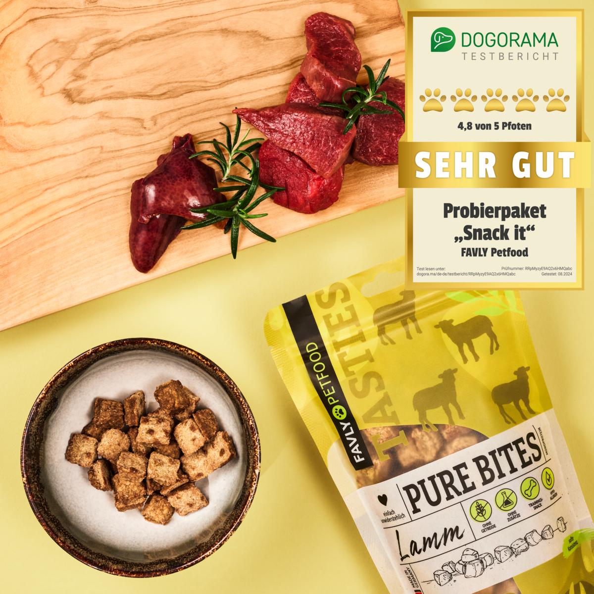 Hundefutterpaket mit der Aufschrift „PURE Bites Lamm“ von FAVLY Petfood, das Lammhappen, eine Schüssel mit Leckereien und rohes Fleisch auf einem Holzbrett enthält, darunter getreidefreie Hundesnacks aus natürlichen Zutaten.