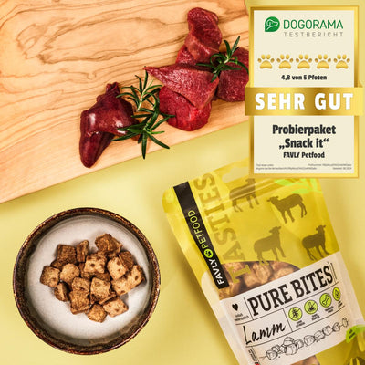 Hundefutterpaket mit der Aufschrift „PURE Bites Lamm“ von FAVLY Petfood, das Lammhappen, eine Schüssel mit Leckereien und rohes Fleisch auf einem Holzbrett enthält, darunter getreidefreie Hundesnacks aus natürlichen Zutaten.